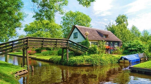 Tan chảy trước làng cổ tích Giethoorn khi đi du lịch Châu Âu