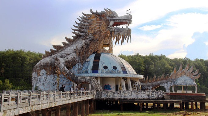 Công viên nước kì bí bị niêm phong 10 năm nay tại Huế