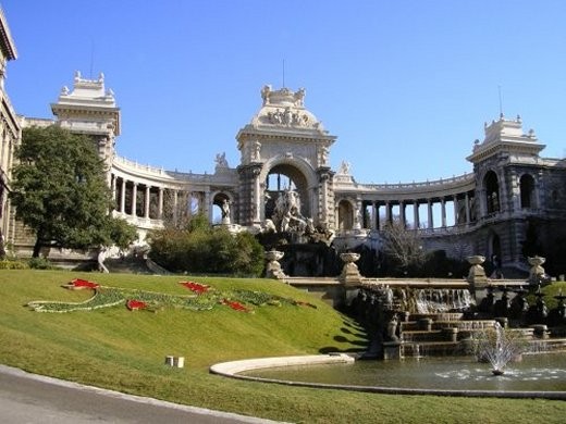Lâu đài tôn vinh nguồn nước Palais Longchamp